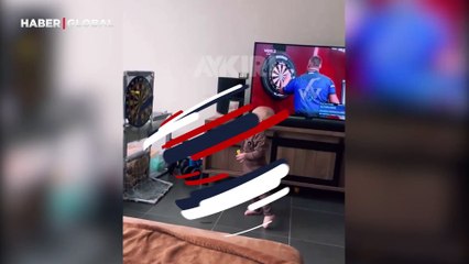 İzleyerek öğrendi, başardı! Dart oyuncusu bebek mest etti