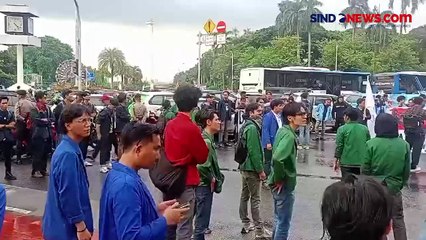 Nilai Pelaksanaan Demokrasi Mundur, Mahasiswa Bakar Ban di Patung Kuda