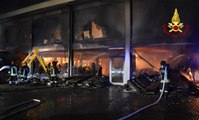 Incendi nel Casertano, le fiamme distruggono due depositi a Marcianise e Santa Maria CV  (18.03.24)
