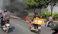 Lửa ngùn ngụt bốc cháy thiêu rụi chiếc xe máy trên 1 đoạn đường đại lộ Phạm Văn Đồng