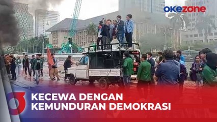 Kecewa dengan Kemunduran Demokrasi, Mahasiswa Bakar Ban di Patung Kuda