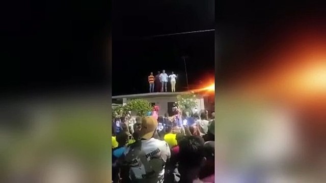 Los cubanos toman las calles y acorralan a cuatro dirigentes del Partido Comunista en su propia sede