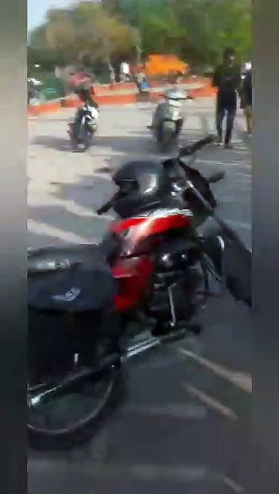 रिवर्स गियर में स्टंट करना पड़ा भारी, रेलिंग तोड़ नदी में तैरने लगी कार