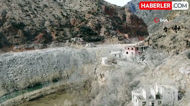 Artvin'de baraj suları çekilince mahalle yeniden ortaya çıktı
