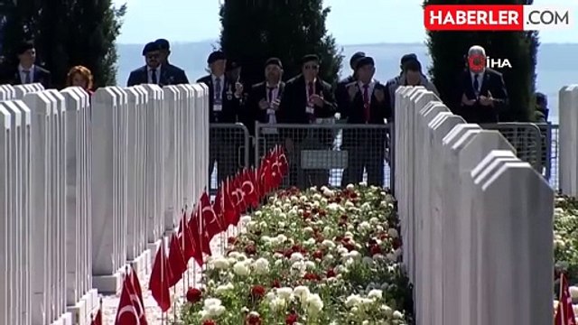 Cumhurbaşkanı Erdoğan, Çanakkale Deniz Zaferi'nin 109. yıldönümünde şehitliğe karanfil bıraktı