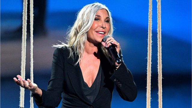 VOICI : Zazie : un de ses musiciens quitte la scène pour urgence médicale, elle donne de ses nouvelles