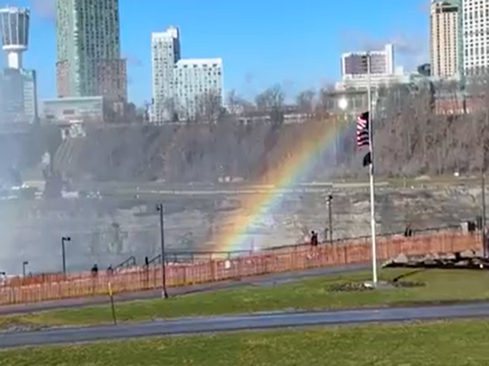 Uno spettacolare arcobaleno colora le cascate del Niagara