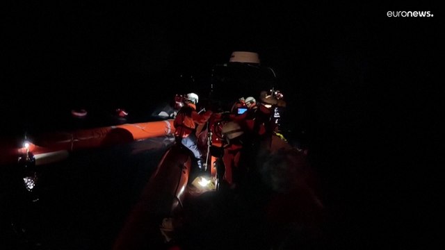 شاهد: عملية إنقاذ ليلية لـ75 مهاجراً انقلب قاربهم في البحر الأبيض المتوسط