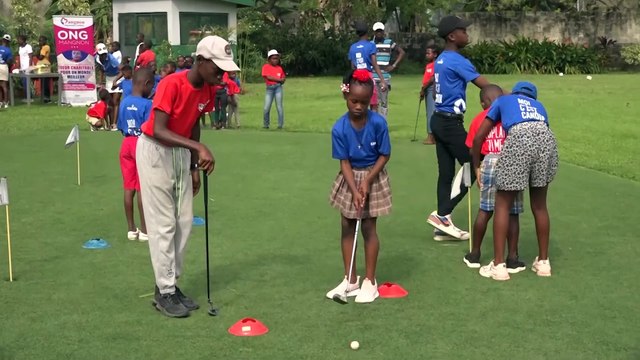 Une ONG initie des enfants à l'apprentissage du golf