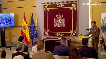 La sorprendente actuación musical de un teniente coronel en un acto oficial con la ministra de Defensa: “No existen sueños imposibles”