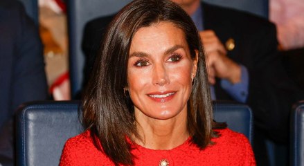 La Reina Letizia arrasa con una chaqueta roja de tweed con un significado muy especial