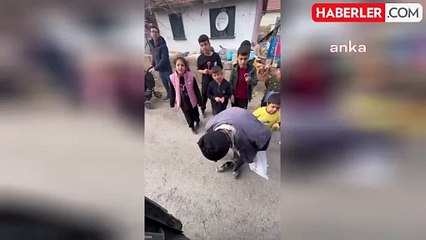 Delik ayakkabısını gösteren emekli vatandaş isyan etti