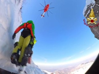 Скачать видео: Tre alpinisti bloccati sul monte Mendolè: il salvataggio acrobatico dei Vigili del fuoco