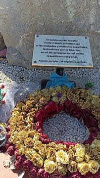 monolithe, souvenir réfugiés espagnols plage Argelès 66 France