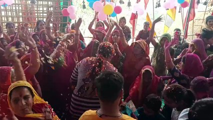 कान्हा ने गोपियों के संग किया रास, फूलों की होली ने बांधा समां,  देखे वीडियो