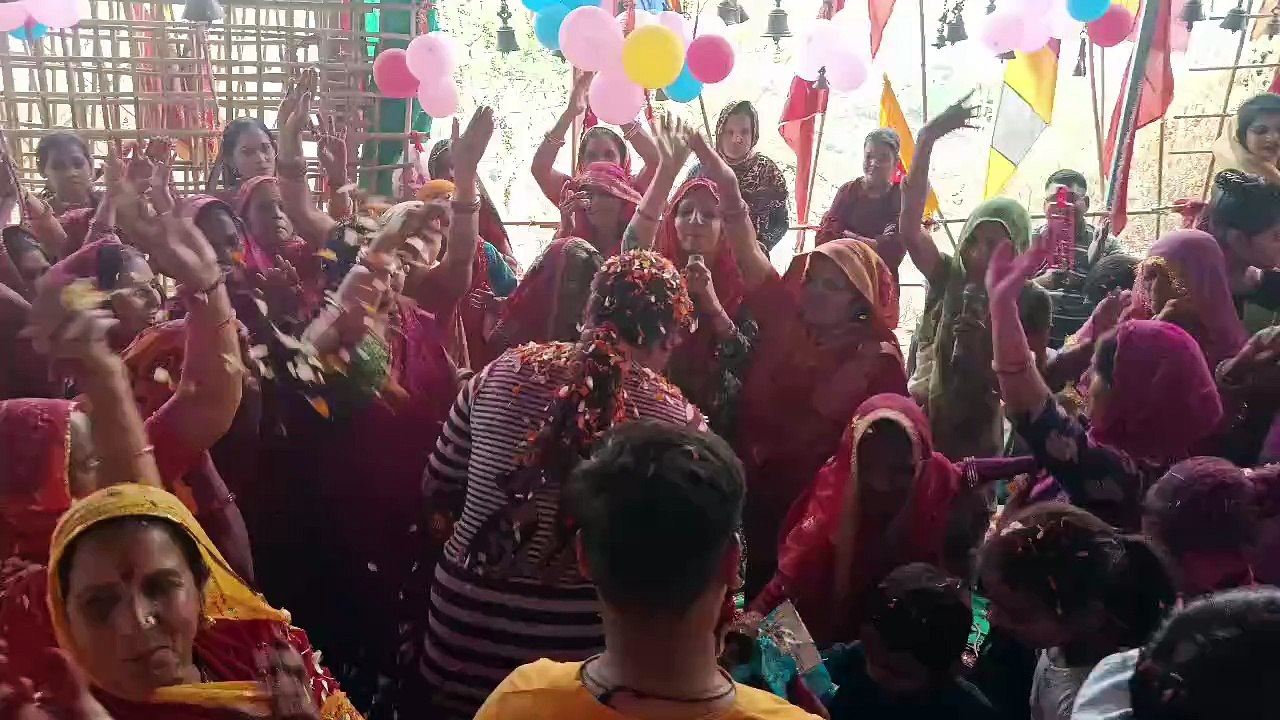 कान्हा ने गोपियों के संग किया रास, फूलों की होली ने बांधा समां,  देखे वीडियो