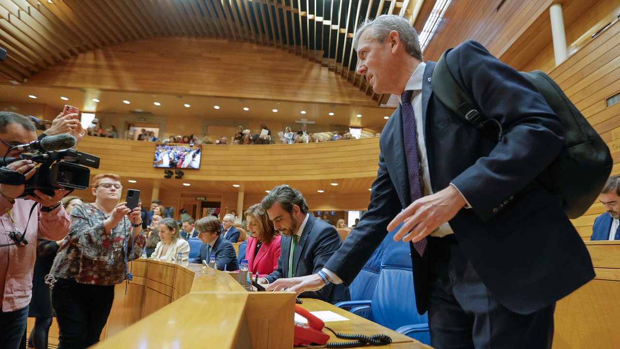 Constituido el nuevo Parlamento gallego, con mayoría del PP y primer pacto BNG-PSOE - Vídeo ...