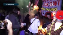 Demo di Depan KPU Diwarnai Aksi Bakar Spanduk Gambar Jokowi