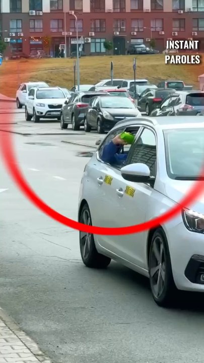 Un passager de taxi jette un déchet par la fenêtre puis reçoit une grande leçon de vie