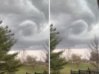 Le nuvole formano un minaccioso vortice nel cielo del Missouri