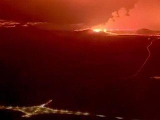 L'eruzione in Islanda vista dall'oblò dell'aereo