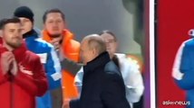 Vladimir Putin arriva tra gli applausi sulla Piazza Rossa a Mosca