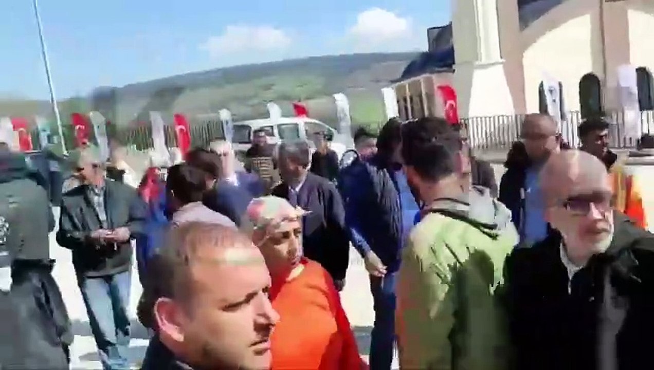 TOKİ Başkanı Bulut, kendisine tepki gösteren hak sahibine yumruk attı: AK Parti hükümetinin vatandaşa bakış açısının net bir özeti