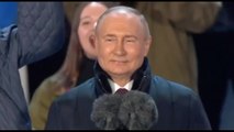 Vladimir Putin arriva tra gli applausi sulla Piazza Rossa a Mosca