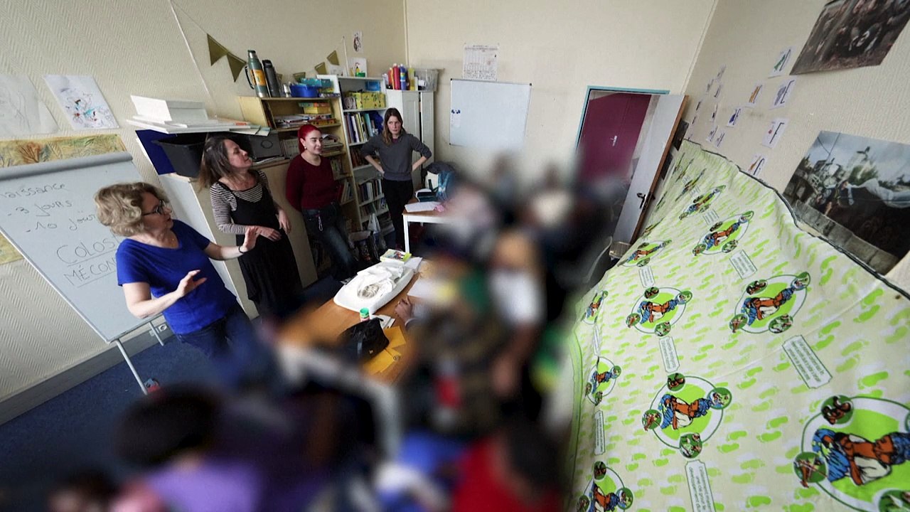 A Paris, des centaines de femmes exilées vivent leur maternité à la rue