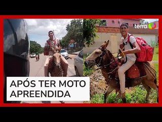 Jovem chama a atenção ao usar burro para fazer entregas no Tocantins