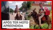 Jovem chama a atenção ao fazer entregas montado em um burro no Tocantins