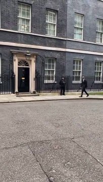 Ce voyage inopiné intervient quelques jours seulement après qu’un rapport explosif a révélé qu’il avait impliqué les agences de renseignement britanniques ainsi que la CIA pour espionner la campagne et l’administration Trump