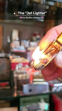 Il nous présente sa collection de vieux briquets... Impressionnant