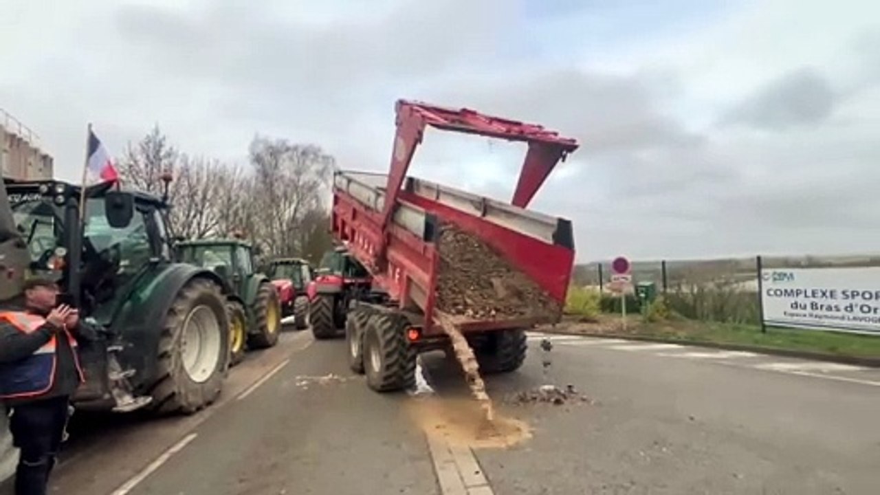 Action des agriculteurs à Écuires alors que se tient une réunion avec les préfets de la Somme et du Pas-de-Calais. (Radio 6)