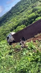 Acidente na serra de Santa Luzia na manhã de hoje (18-3).Caminhão bitrem perde o controle próximo à curva do S
