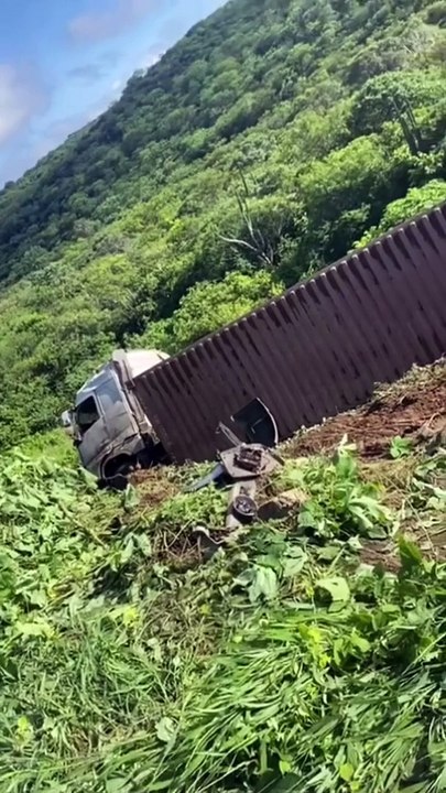 Acidente na serra de Santa Luzia na manhã de hoje (18-3).Caminhão bitrem perde o controle próximo à curva do S