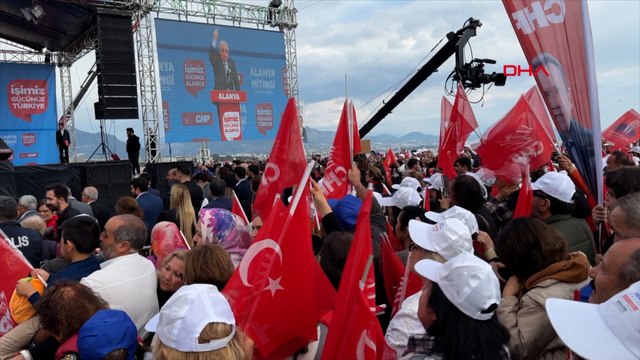 DEM Parti logolu pankart açan 2 kişi alandan çıkarıldı