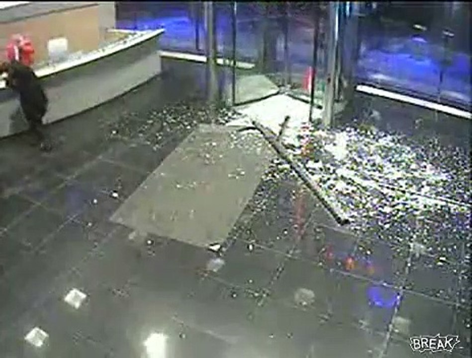 Freak Accident With Glass Revolving Door Vídeo Dailymotion