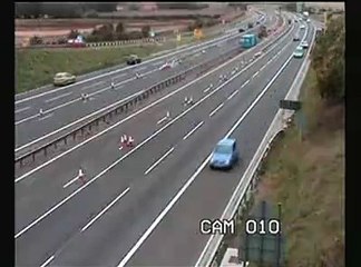 下载视频: Un nuevo video grabado por una cámara de una autopista en el que un camión pierde el control y arrolla unos cuantos coches