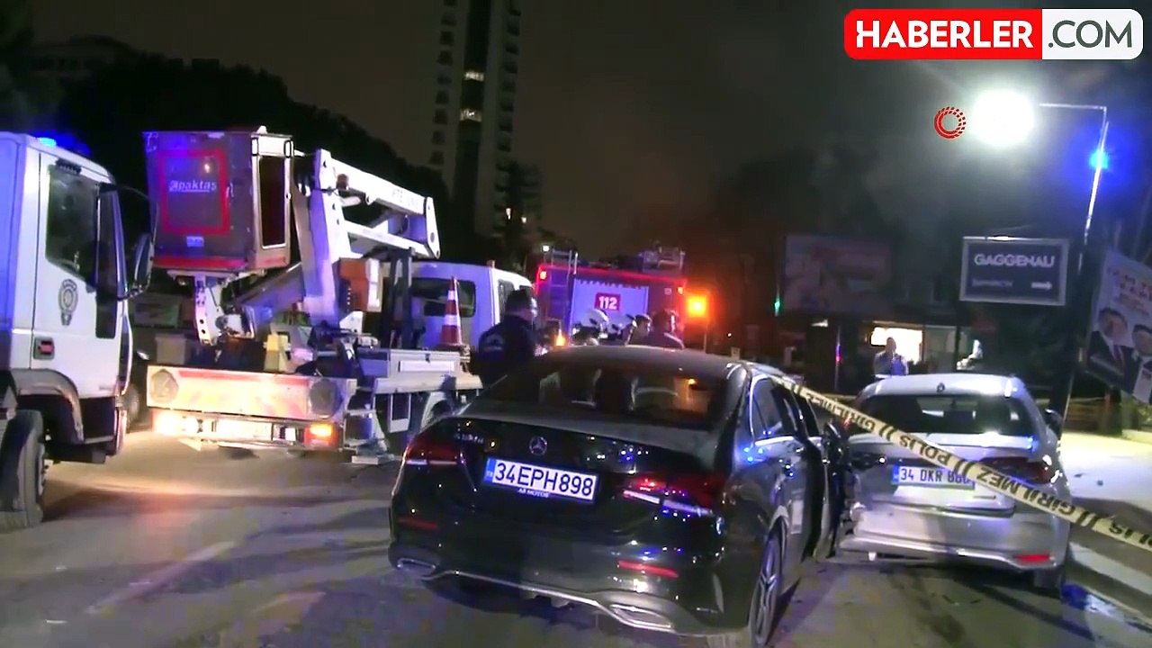Kadıköy'de kontrolden çıkan araç park halindeki otomobile çarptı: 2 yaralı