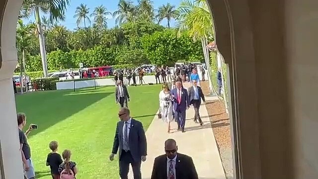 Melania quittent le centre de loisirs Morton et Barbara Mandel à Palm Beach, en Floride, après avoir voté à la primaire présidentielle du Florida GOP…