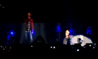Kelly Clarkson sings with 20ft hologram of Jason Aldean