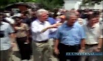 Bush se limpia la mano tras saludar a haitianos