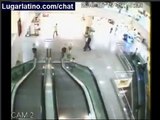 Niño cae de escaleras! En un centro comercial en Turquia
