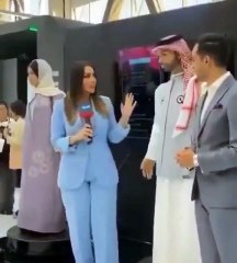 Robot  de Arabia Saudita toca inapropiadamente a un periodista