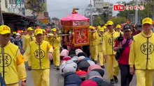 白沙屯媽進香行經中市清水區 民眾冒雨「鑽轎腳」（民眾提供）