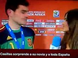 Iker Casillas portero de España no aguanta la emoción y besa a su novia Sara Carbonero mientras lo entrevista