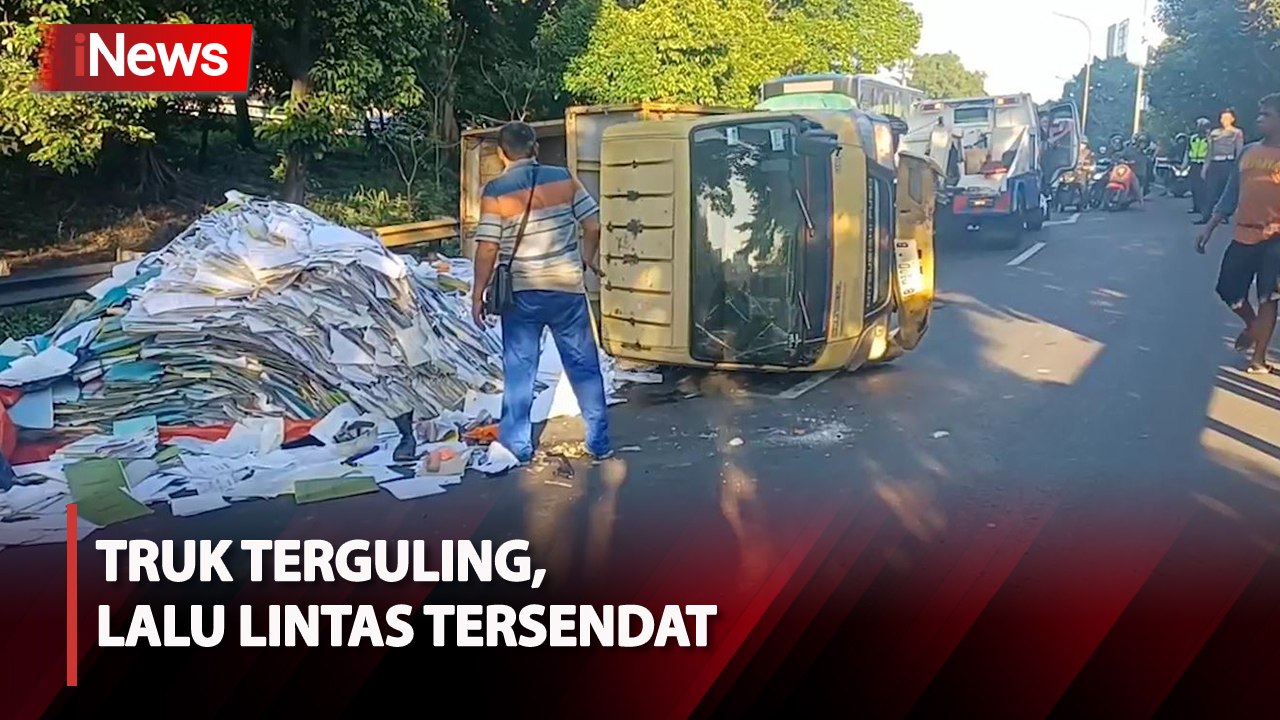 Truk Bermuatan Kertas Terguling di Flyover Jatinegara, Lalu Lintas Tersendat