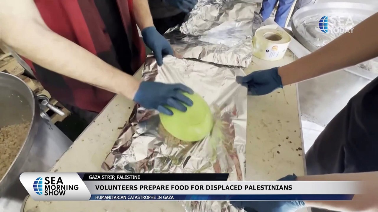 Volunteers Prepare Food for Displaced Palestinians