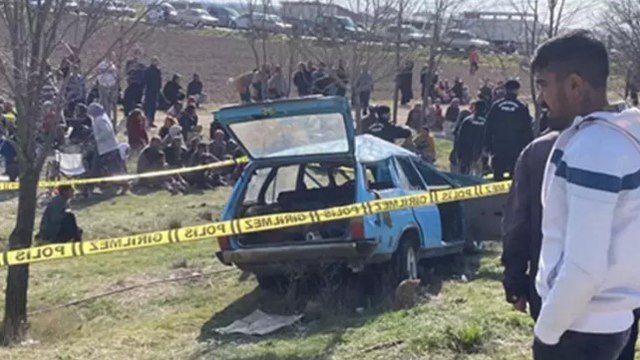 Konya’da otomobil, otobüs durağına daldı: Ölü ve yaralılar var